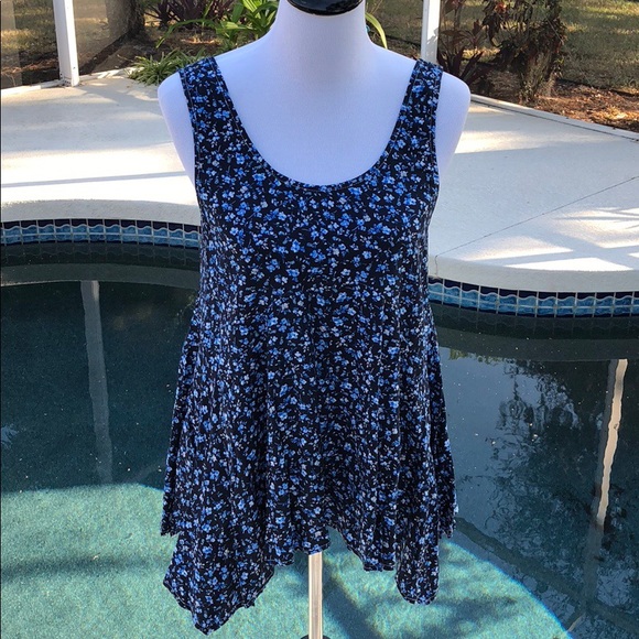 💙2 LEFT MEDIUM Adorable navy floral tank. - Picture 5 of 6
